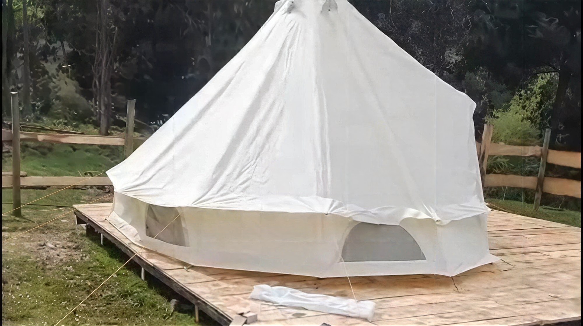 Carpa Refugio I — bell tent sobre deck de madera